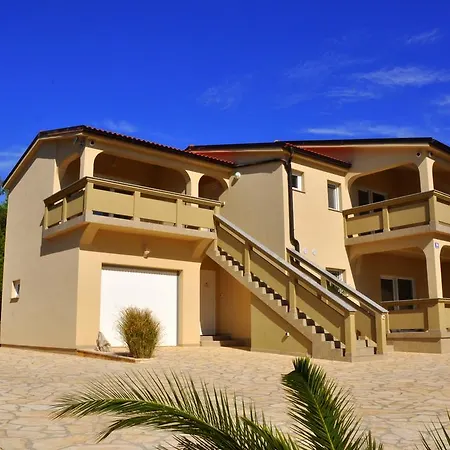 Laguna Apartment *